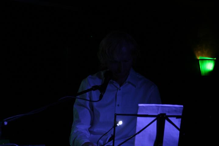 2008-11-28 M3_live at replugged 041.jpg